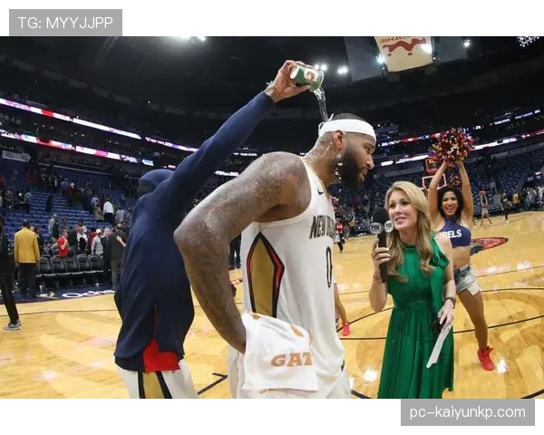 仲满今天穿得跟去夜店一样，是又准备开趴还是忘带篮球了？