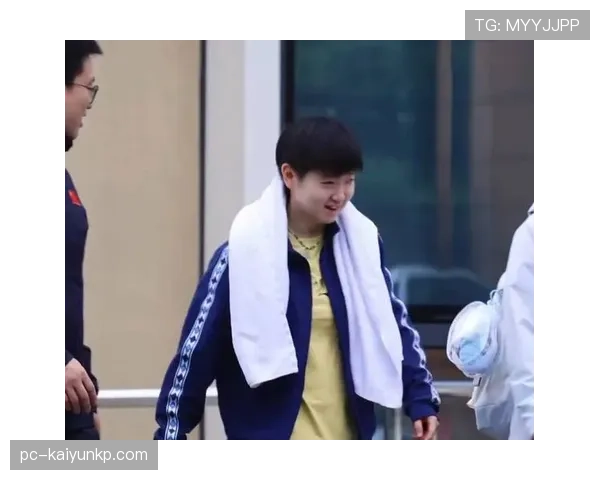 孙颖莎训练完偷偷吃冰淇淋被拍，这自律和馋嘴的反差谁懂啊